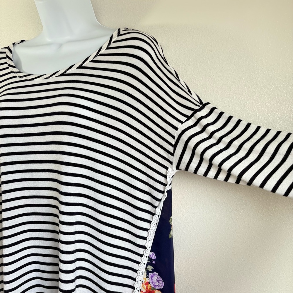Women’s Multimedia Black and White Striped Blouse with Floral Sides&Back SzXL - Picture 2 of 11